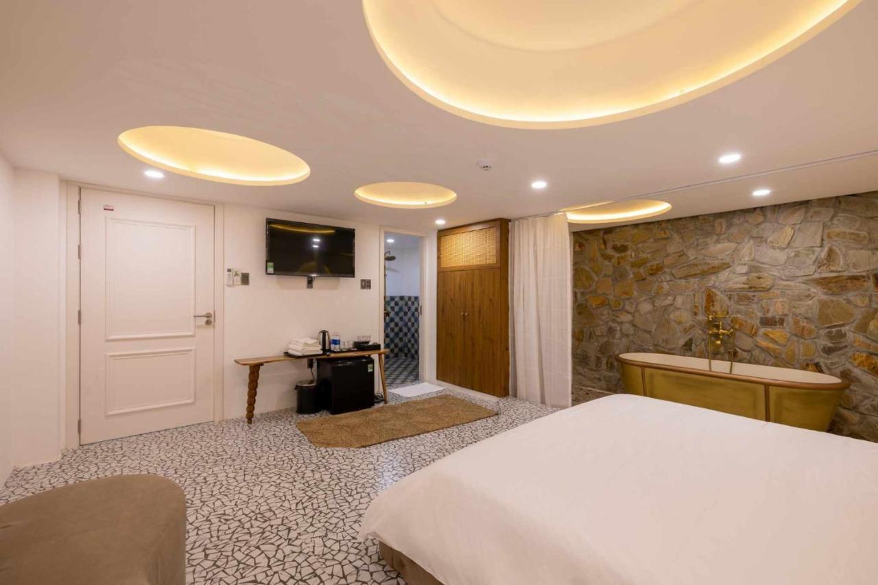 Pisces Hotel Hue Exterior photo